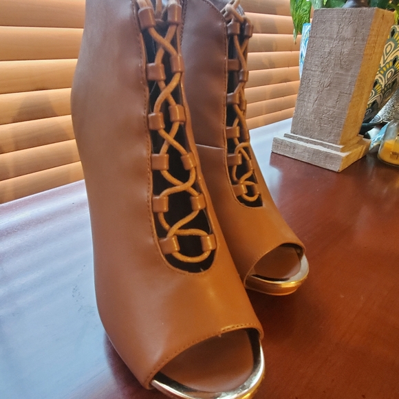 Shoes - Picture 5 of 8